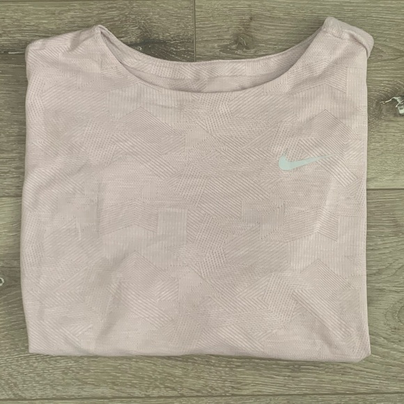 Light pink Nike Dri-fit cropped tee - Picture 1 of 3